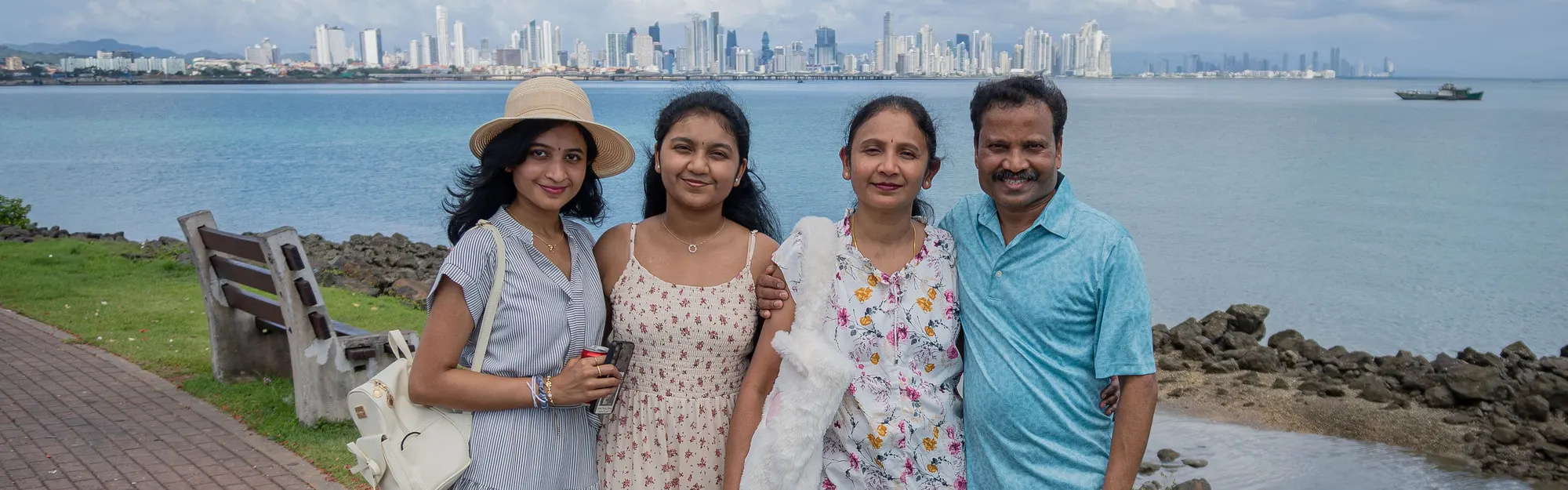 En familia, con la ciudad al fondo