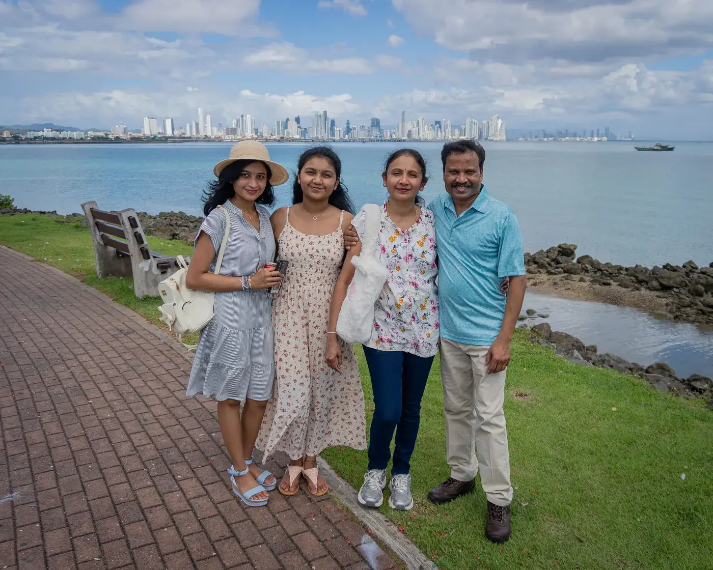 En familia, con la ciudad al fondo