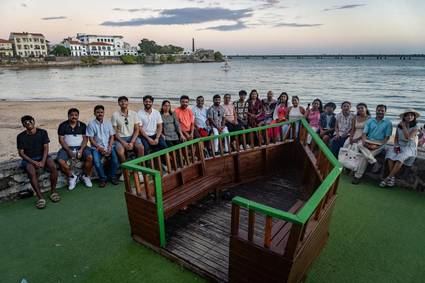 Todo el grupo, con el Casco Viejo detrás