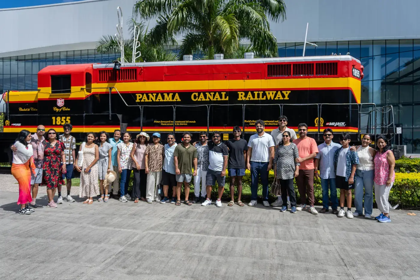 Junto a la locomotora del ferrocarril del Canal