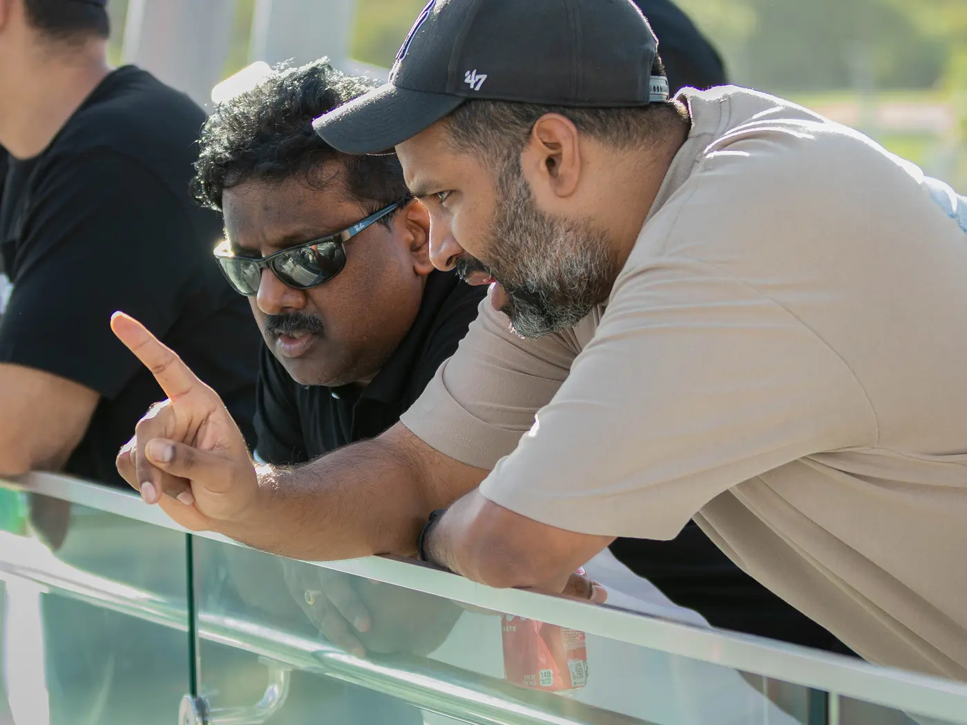 Edgar Hernández explains a detail of the trip to a traveler