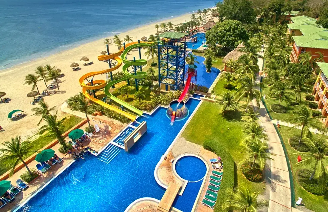 Vista aérea del Decameron: toboganes, piscinas y la playa junto al mar