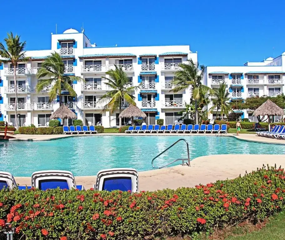 La piscina de Playa Blanca Resort frente al edificio blanco del hotel