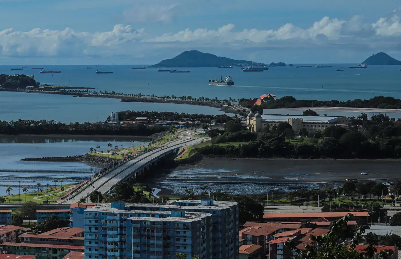 Vista aérea de la Calzada de Amador, con las islas y los barcos al fondo