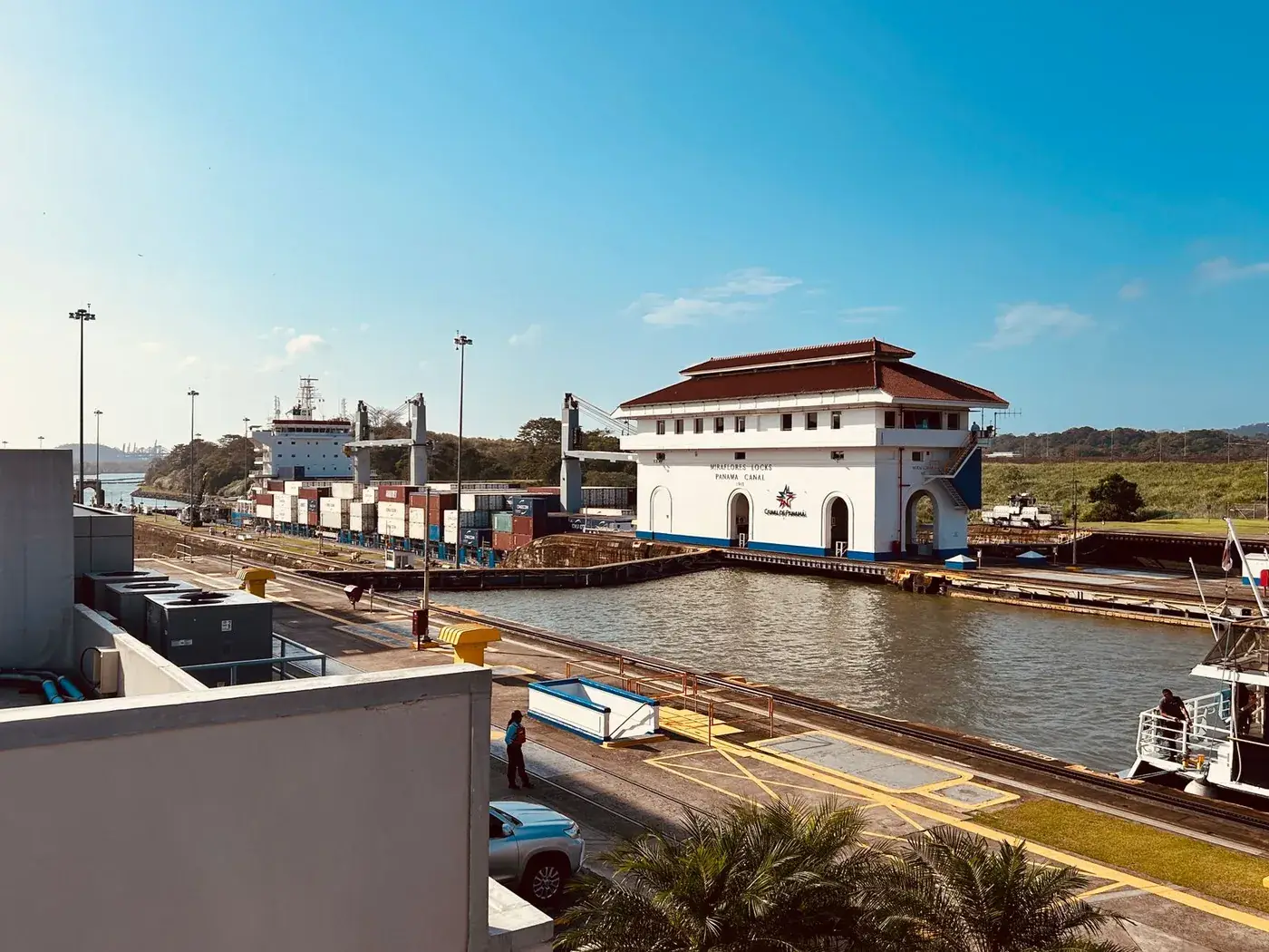 Un barco cruza las esclusas de Miraflores, en el Canal de Panamá
