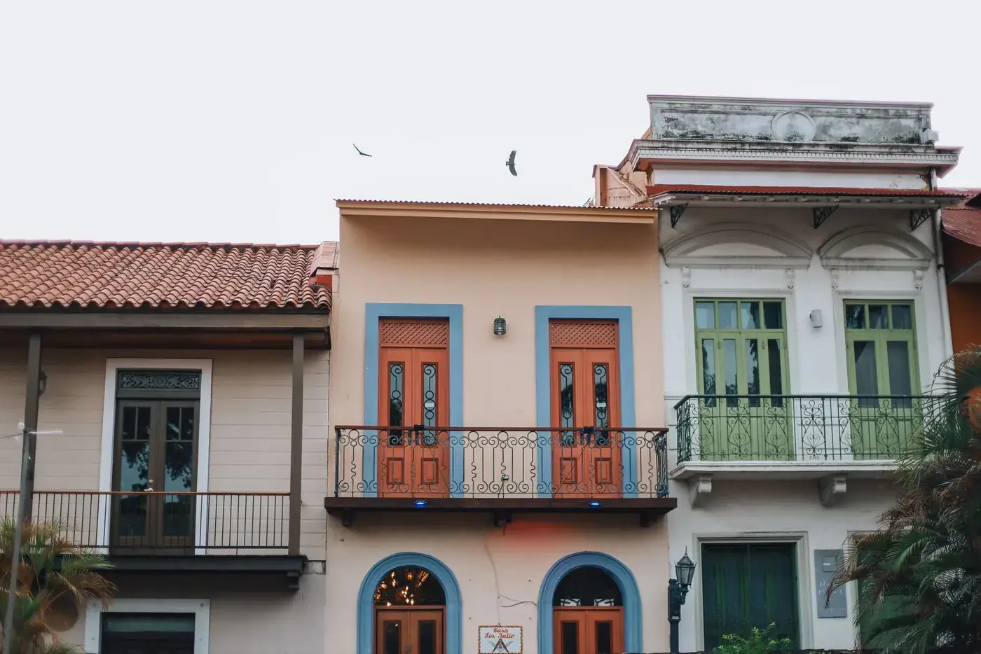 Fachadas de colores con balcones en el Casco Viejo