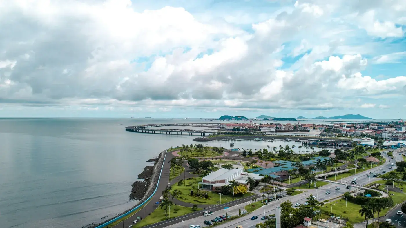Vista aérea de la Cinta Costera, con sus parques junto a la bahía