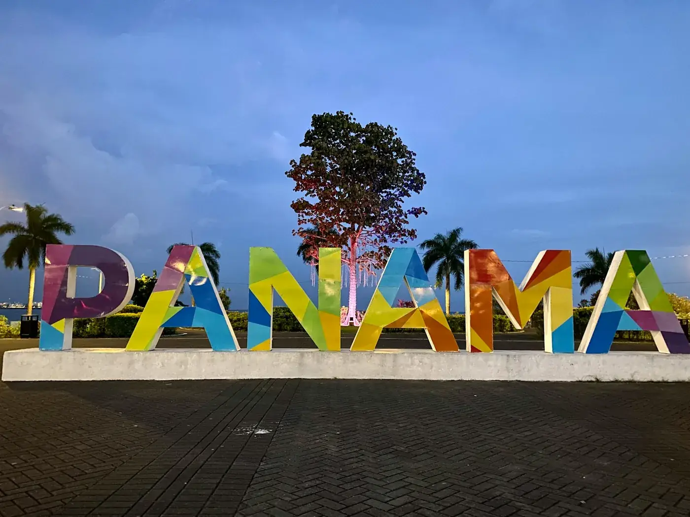 El letrero de colores que dice Panamá