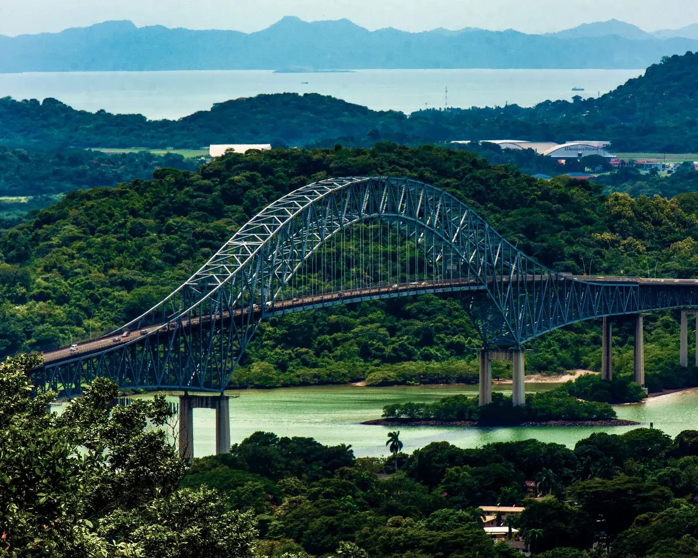El Puente de las Américas sobre la entrada del Canal