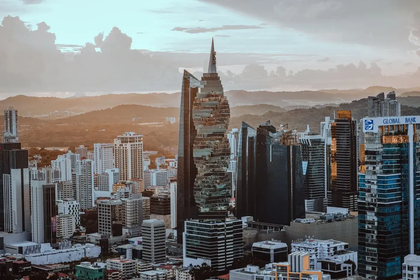 La torre en espiral conocida como el Tornillo, entre los edificios del centro financiero