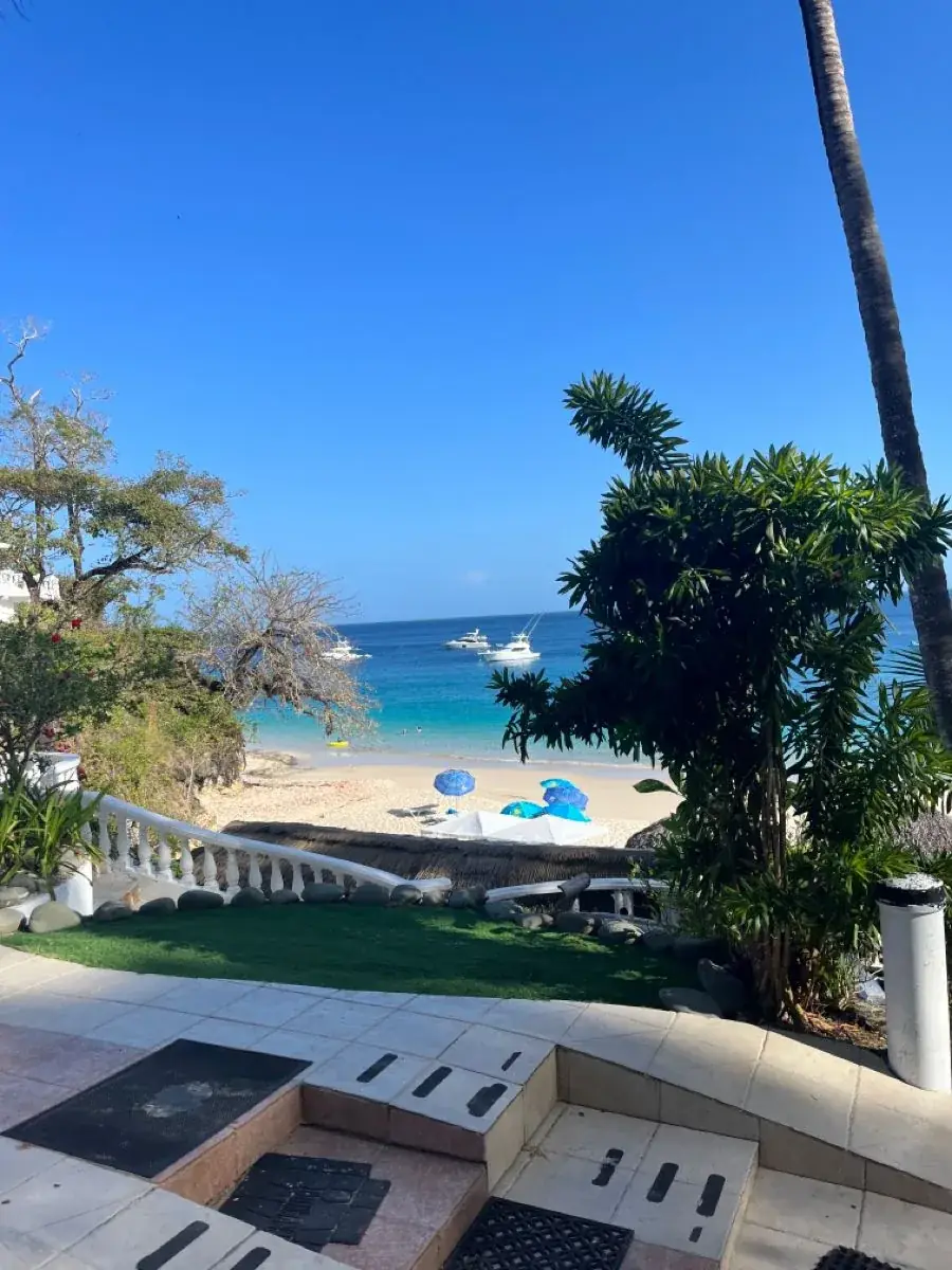Una terraza con vista a una playa de agua turquesa