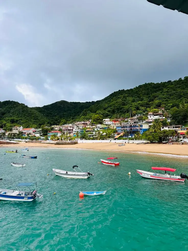 La bahía de Taboga con lanchas y las casas del pueblo en la ladera