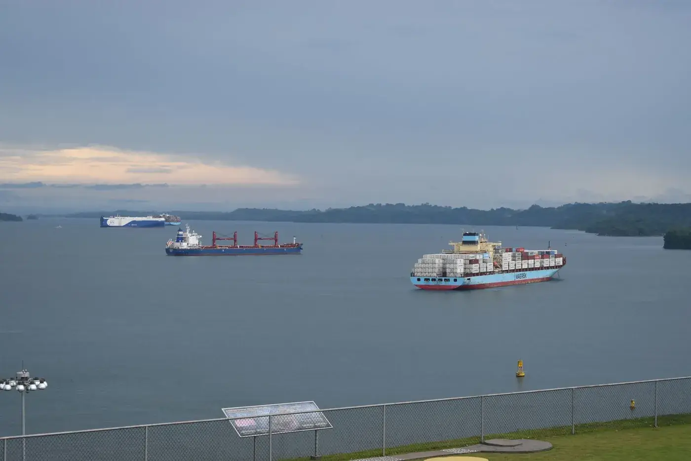 Tres barcos de carga navegan por aguas del Canal de Panamá