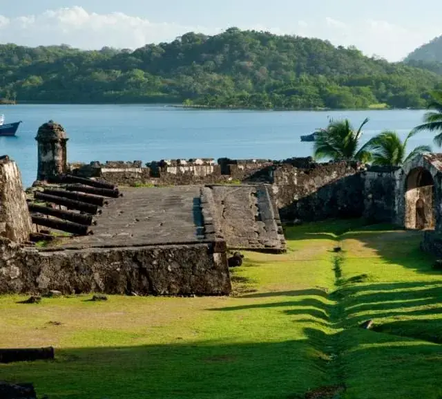 Las murallas de piedra de un fuerte colonial con su garita, junto al mar