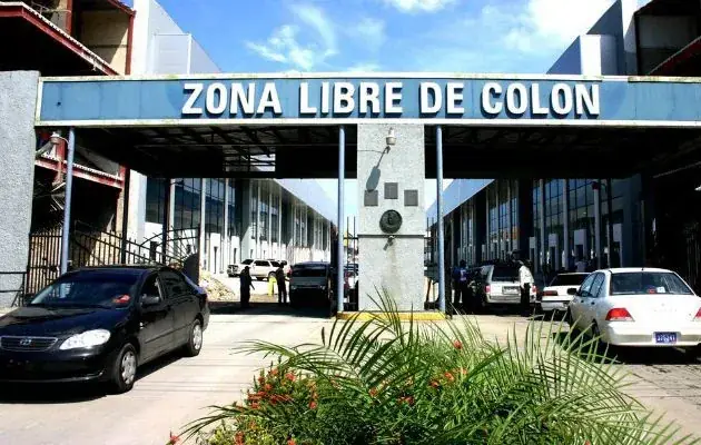 El portón de entrada con el rótulo de la Zona Libre de Colón